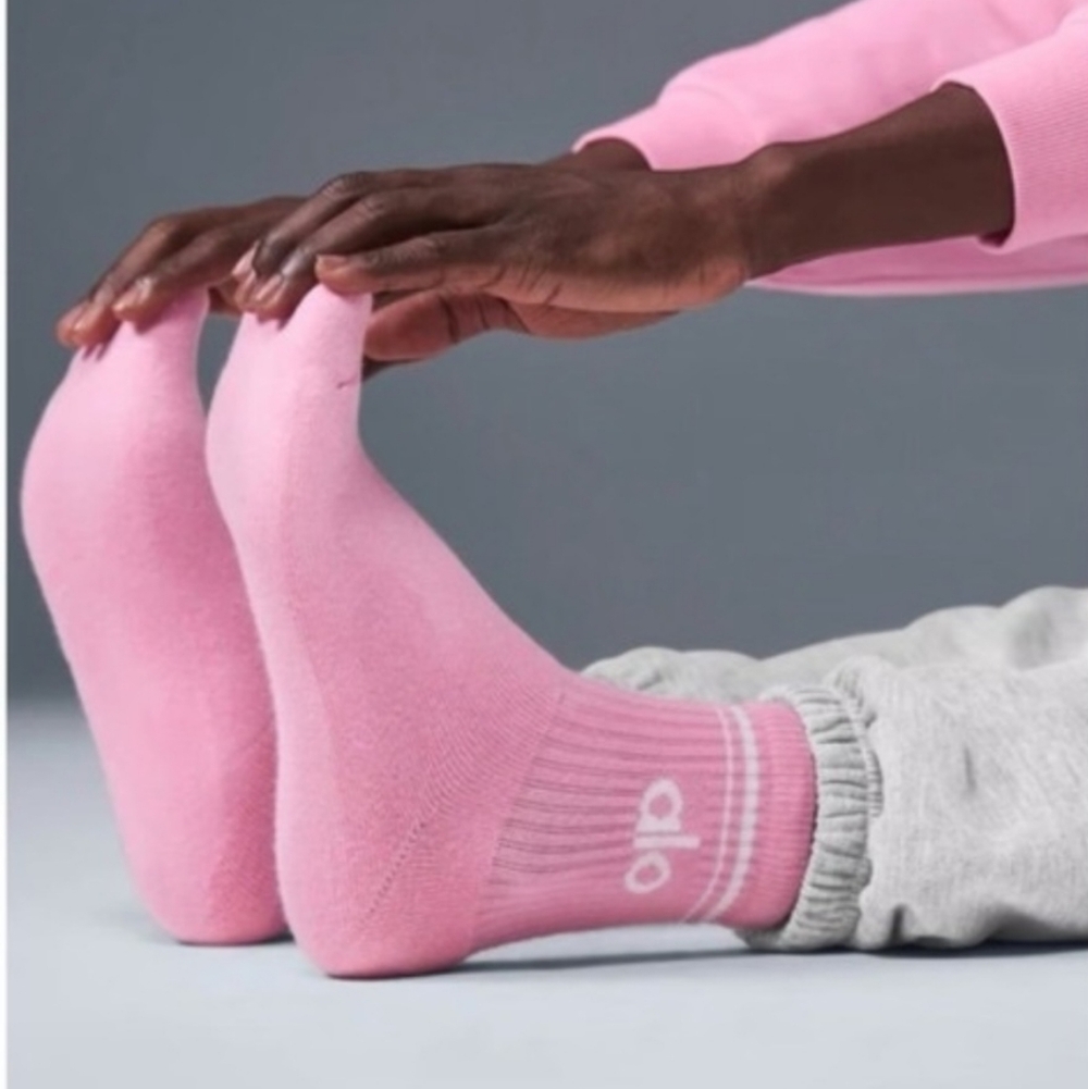 Alo Unisex Half-Crew Throwback Sock- Size Medium- NWT(in original packaging)🩷 - Picture 2 of 4